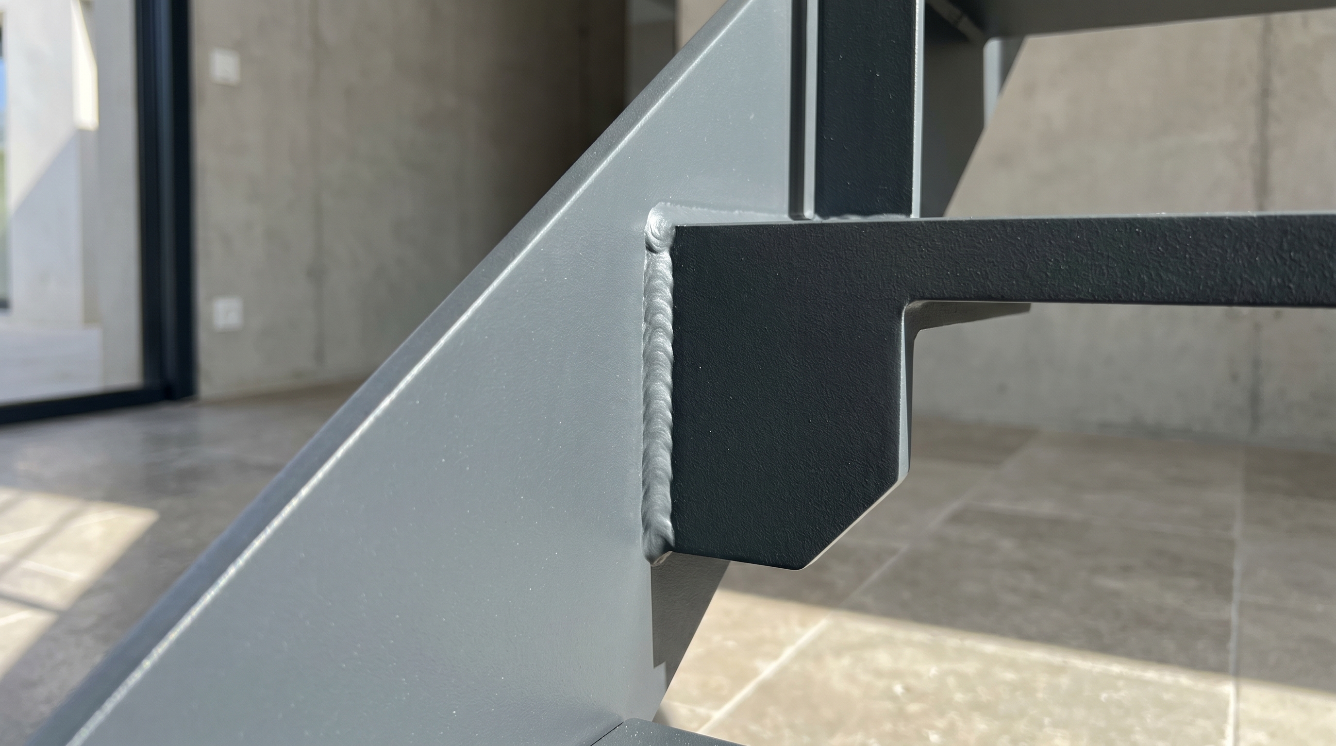 Détail de fabrication d'un escalier colimaçon métal à l'atelier Prometal de Vic-la-Gardiole