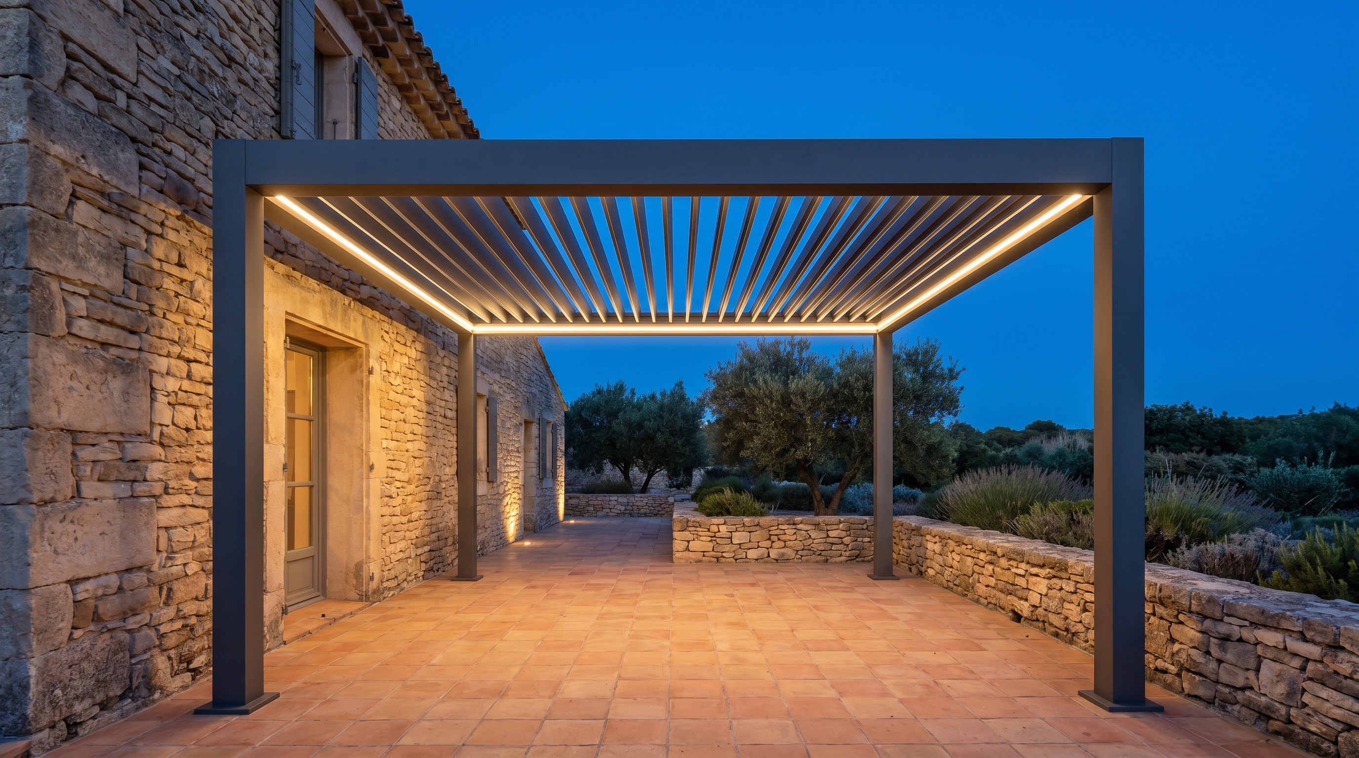 Terrasse complète avec pergola bioclimatique, brise-vue aluminium et volets sur mesure dans l'Hérault